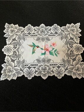 Heritage White Lace Placemat with Green Hummingbird & Pink Hibiscus